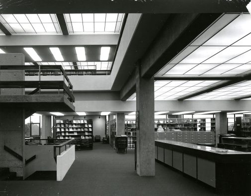 Voskuyl Library interior 1968 (photo courtesy Westmont Archives)