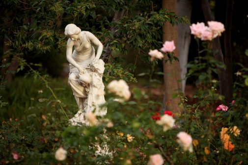 Urnie Sculpture Roses