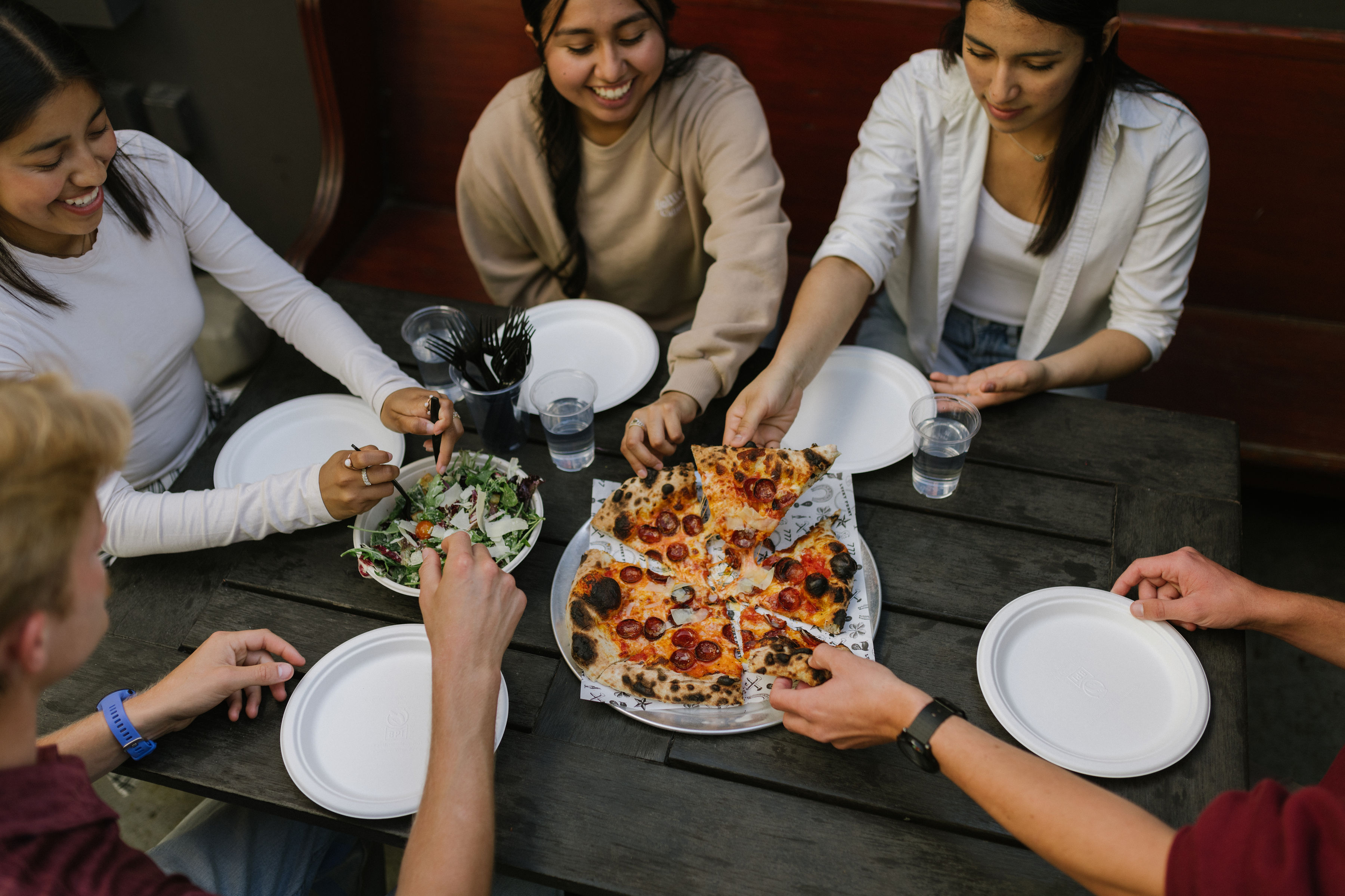 sutdents eating pizza downtown